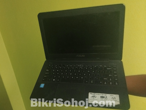 একটি ASUS ল্যাপটপ বিক্রি করা হবে